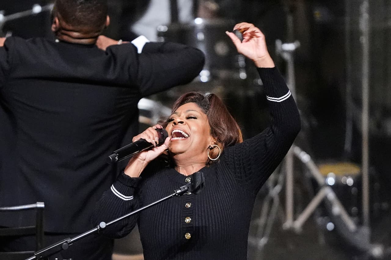 Lady Kim Burrell canta una canción gospel durante el funeral de los ocho niños que murieron en un tiroteo masivo el mes pasado, el sábado 9 de mayo de 2026, en la iglesia bautista Summer Grove en Shreveport, Luisiana. (Foto AP/Gerald Herbert)