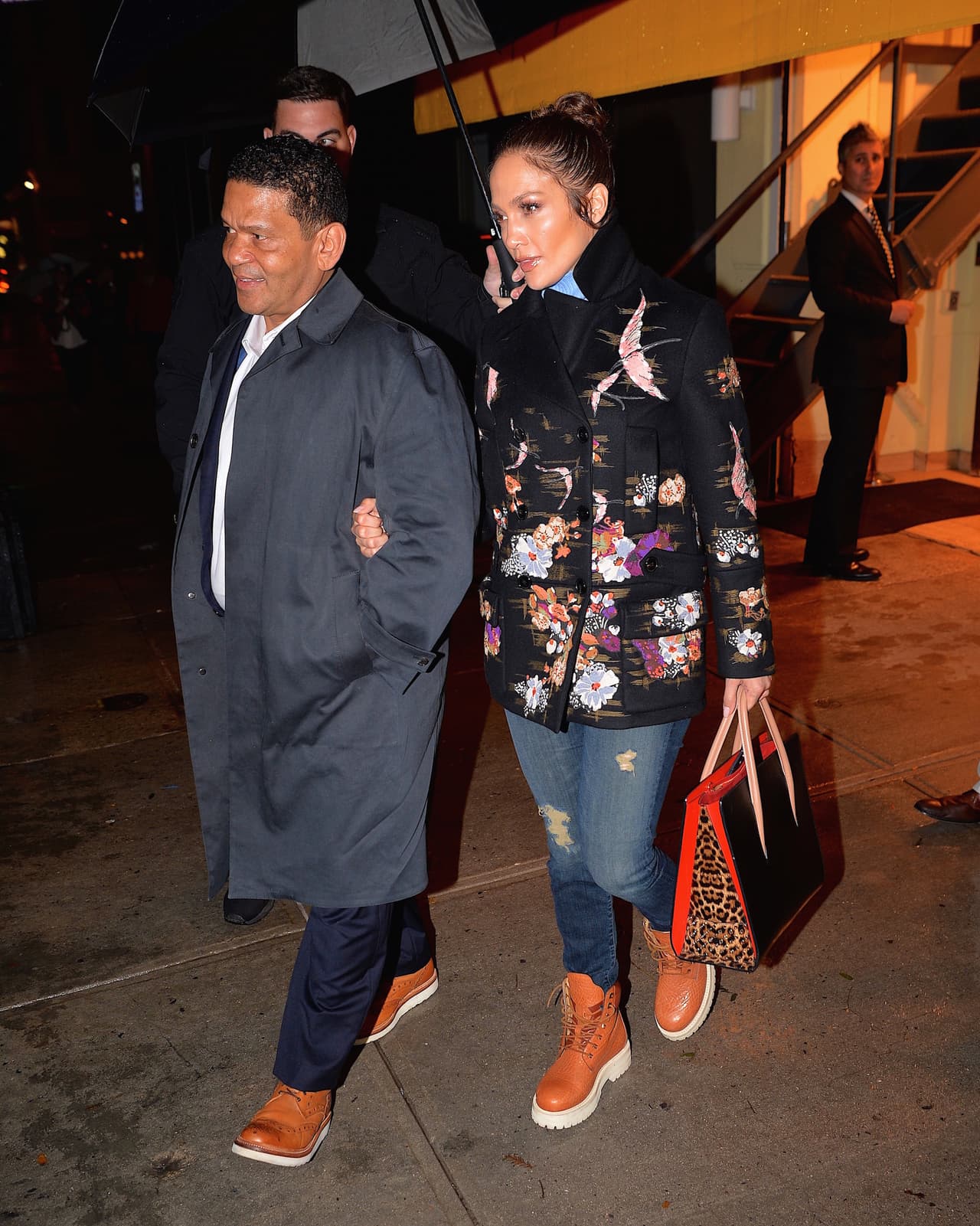 Los paparazzi la encontraron saliendo de un restaurante en Nueva York junto a su gran amigo Benny Medina.