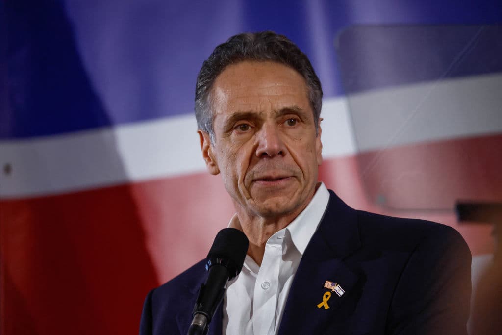 El ex gobernador 
<b>Andrew Cuomo</b> anunció oficialmente su candidatura el 1 de marzo de 2025. Cuomo, quien dirigió el estado de Nueva York durante una década (2011-2021) y previamente ocupó el cargo de Secretario de Vivienda y Desarrollo Urbano de Estados Unidos, busca regresar a la política tras su renuncia en 2021 en medio de acusaciones de acoso sexual que él ha negado consistentemente. Ha recaudado cerca de 8 millones de dólares.
<br>
<br>
<b>Sitio:</b> https://www.andrewcuomo.com/