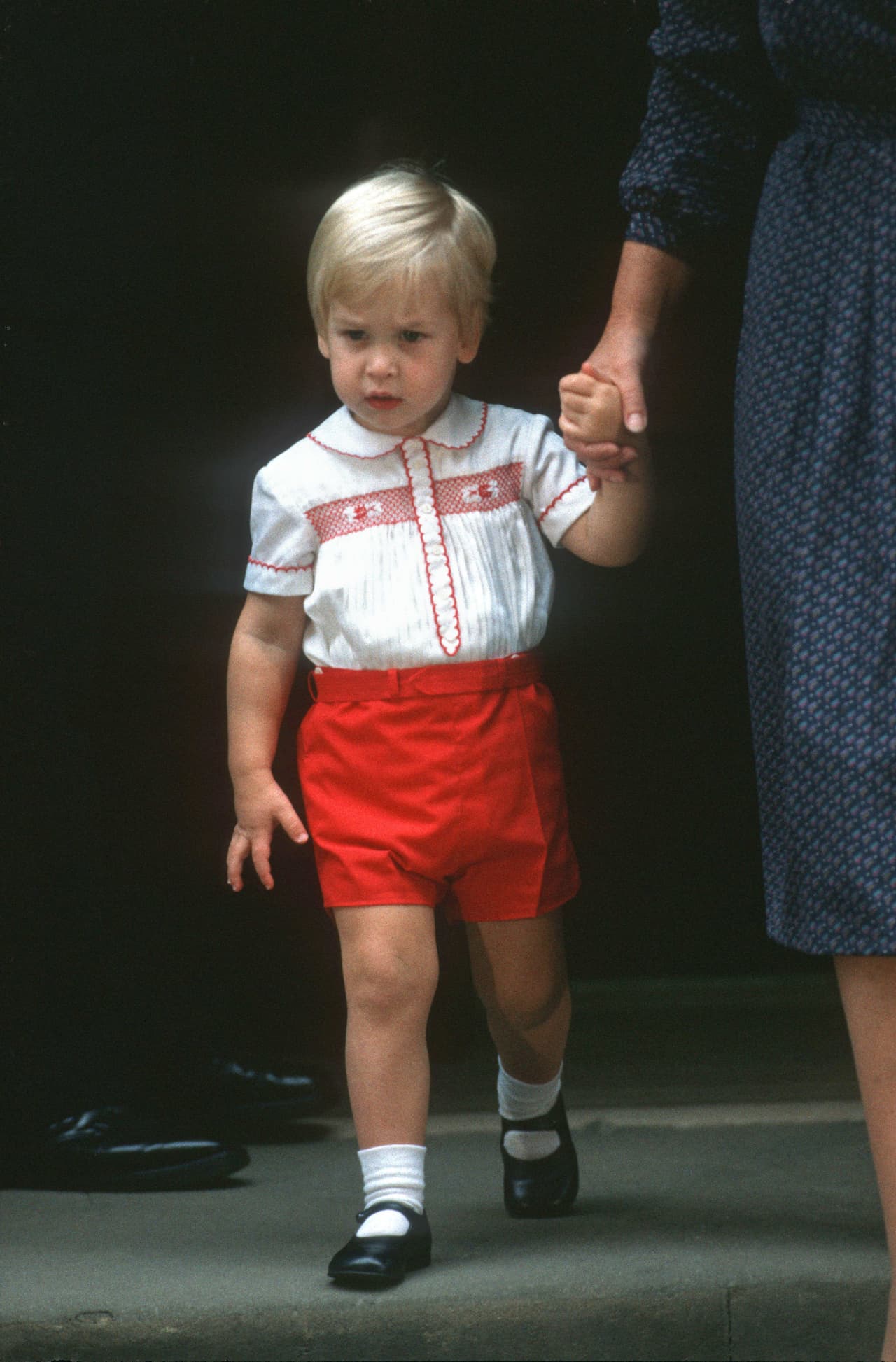 El príncipe William hace años atrás cuando acudió al hospital a conocer a su hermano Harry.