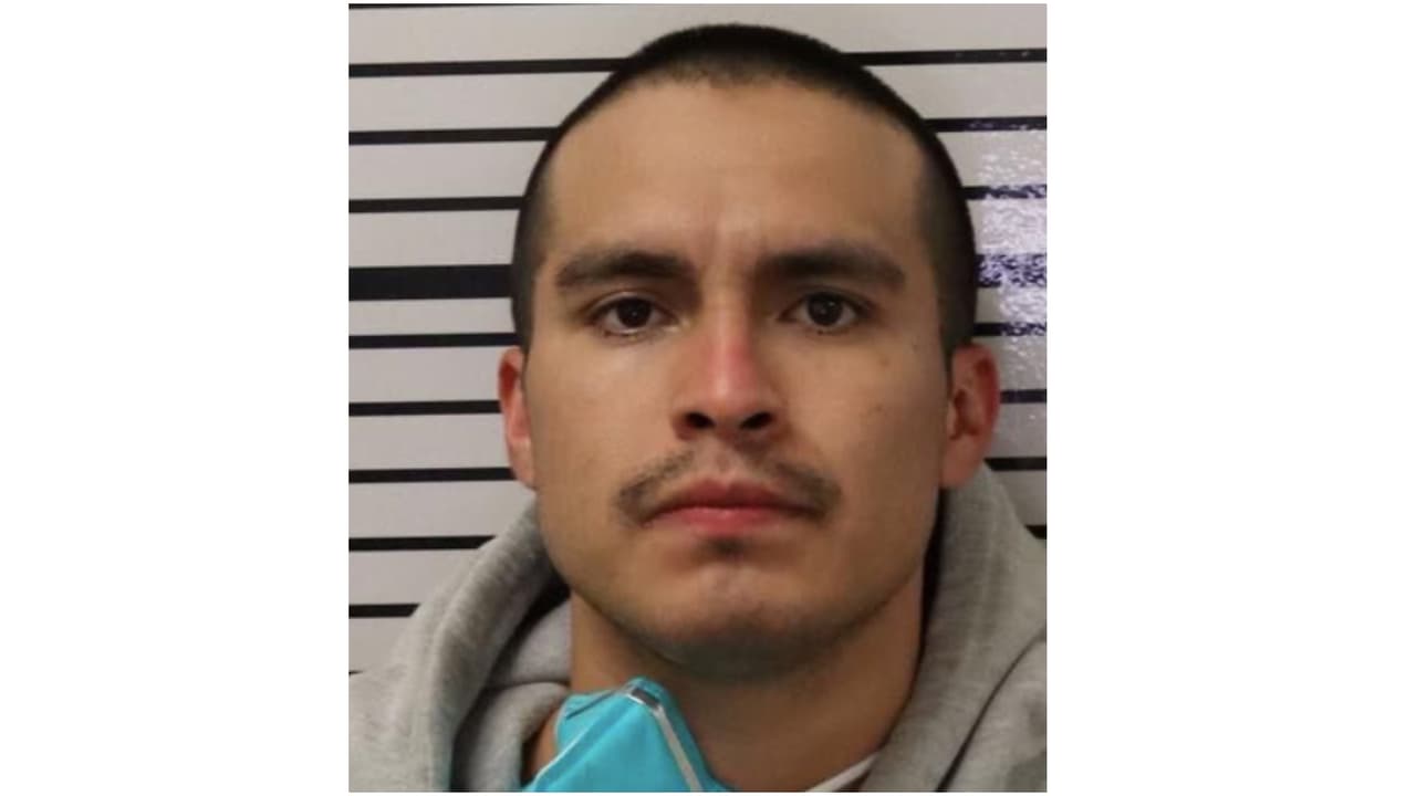 Hombre que enfrentó a ICE con un poema, ahora es prófugo bajo sospecha de homicidio