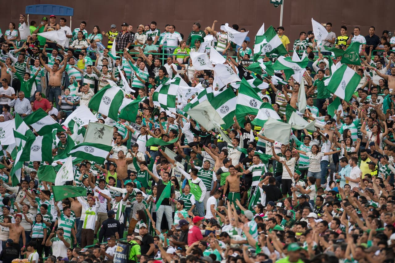 La afición de los "Guerreros" asistió al estadio para apoyar a su equipo. Recordemos que el partido corresponde a la Jornada 10 que se suspendió por la huelga arbitral.