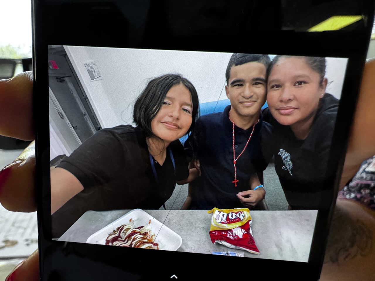 Una de las visitas supervisadas que le permitieron a la familia a finales de octubre. Comieron taquitos tipo flauta. García cuenta que ese día su hijo le dijo que quería volver a casa; ella le explicó que hacía todo lo que podía para sacarlo del albergue. Un día después, en una llamada, Emmanuel les dijo que le había hecho unos dibujos a su hermana.