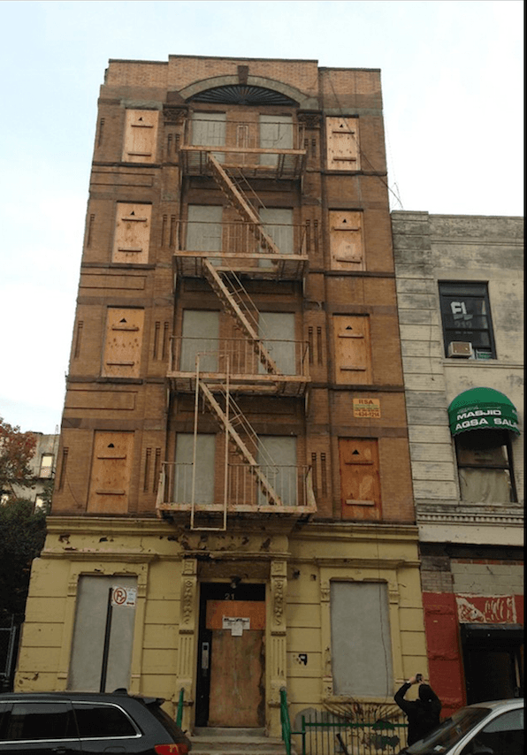 Las autoridades alegan que la renovación de este edificio, en el 21 de la calle 155 Este, fue realmente una demolición.