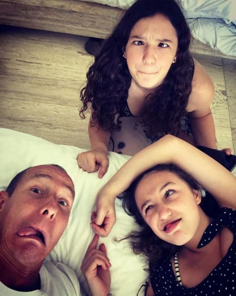 Para después compartir una divertida imagen junto a sus dos hijas: Mía y Nina, donde el cantautor agregó: "Guapísimos.".