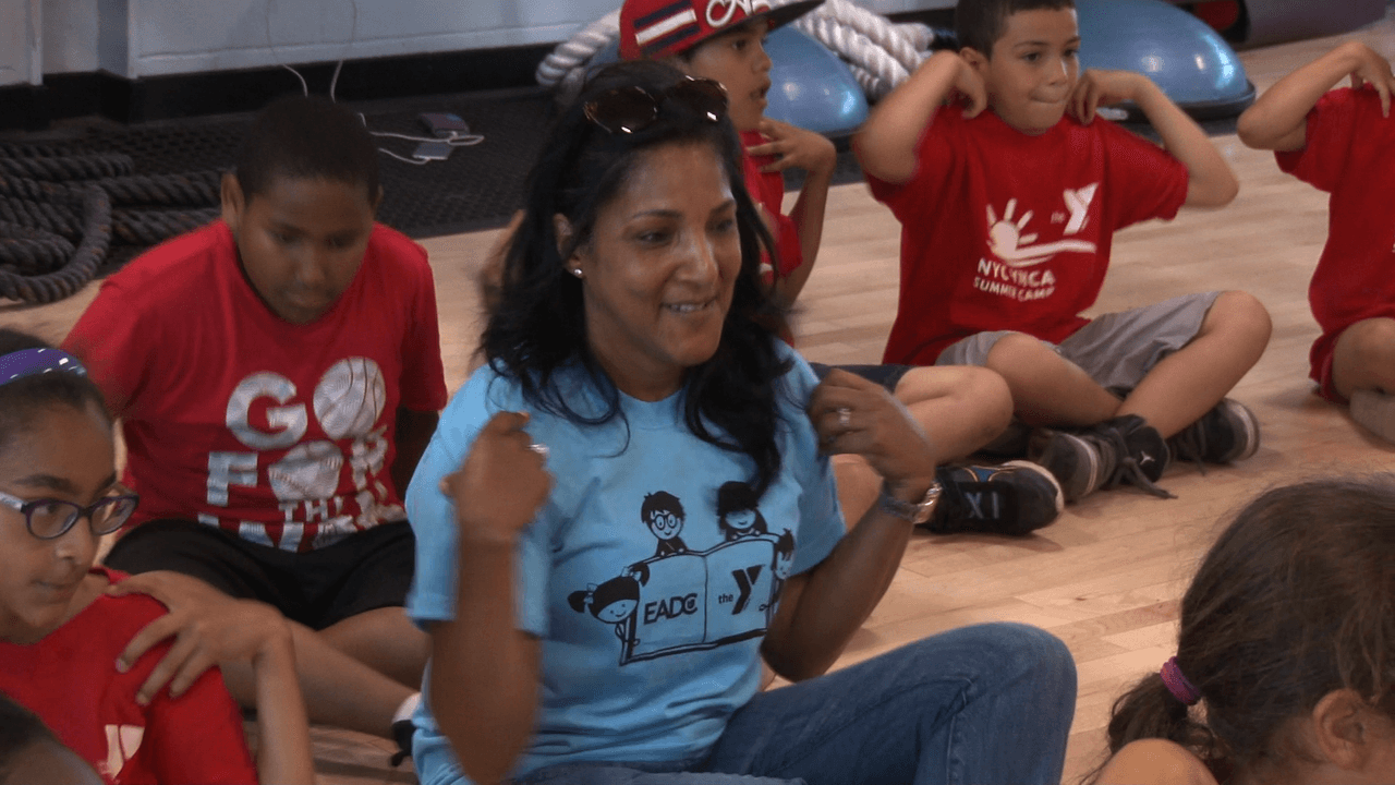 El locutor de La X tuvo la oportunidad de compartir con los niños en el Día de Lectura del campamento.