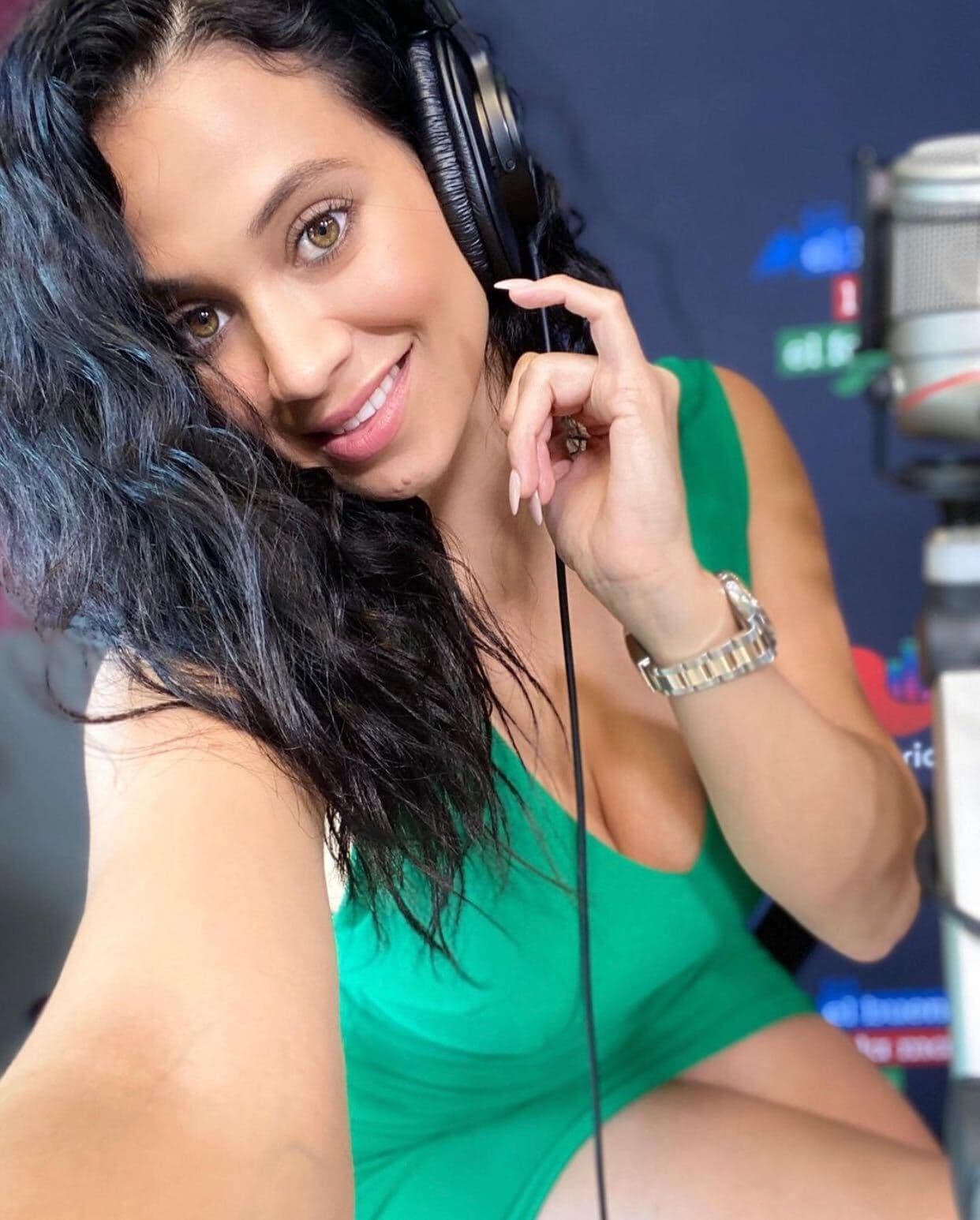 Ella tiene el vestido apropiado para cada ocasi贸n.