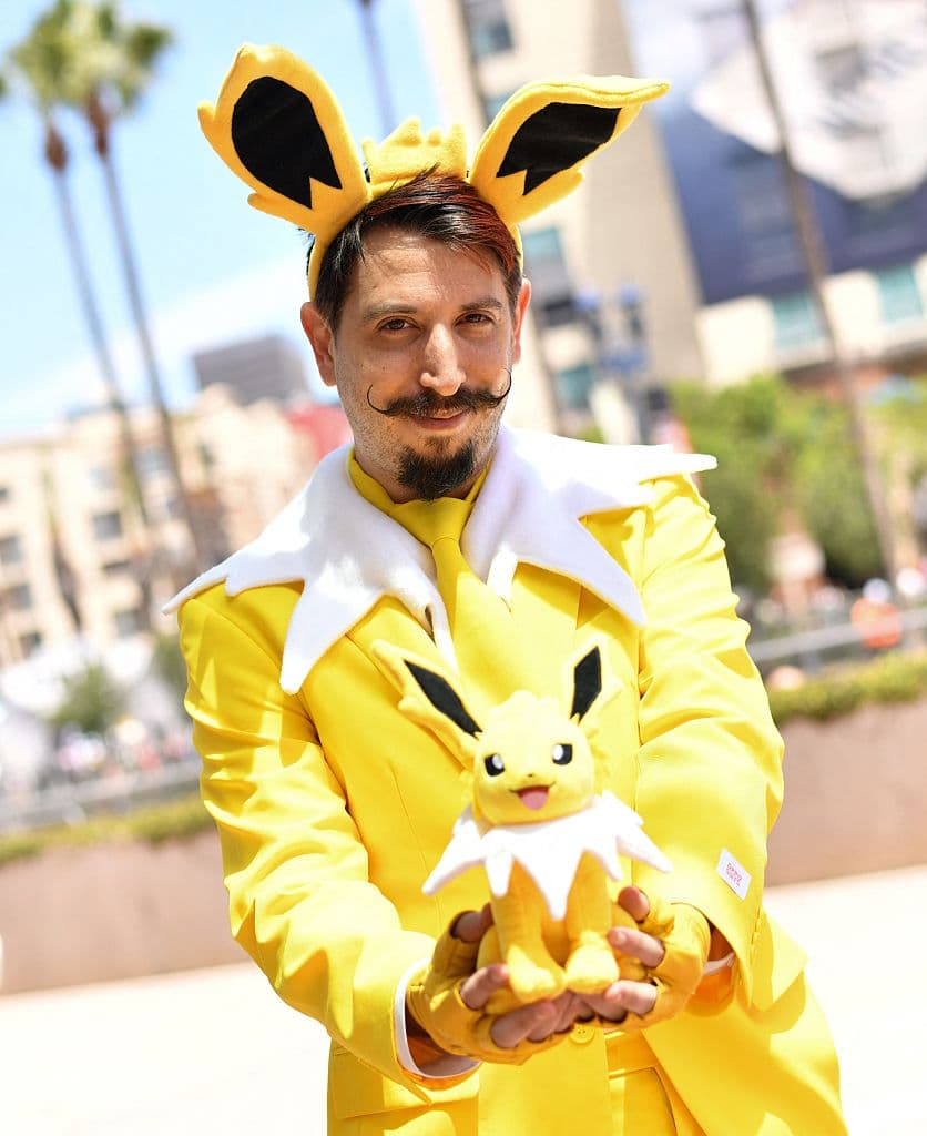 Cosplayer de Pokémon posa a las afueras del centro de convenciones durante la Comic Con International en San Diego, California, el 24 de julio de 2025.