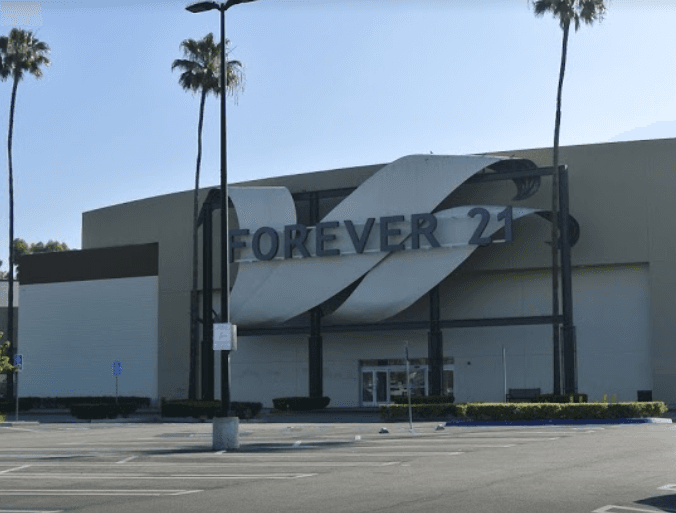 Centro comercial Anaheim Plaza, en el 500 al norte de la calle Euclid, Anaheim, CA 92801.