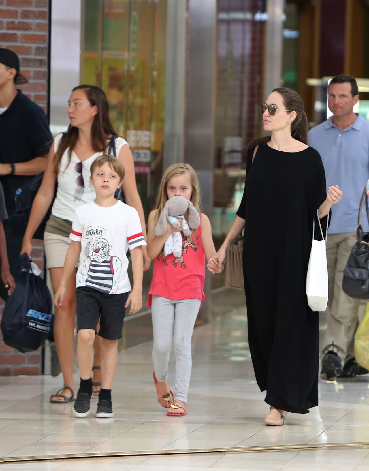 Angelina Jolie pasea con tres de sus hijos.