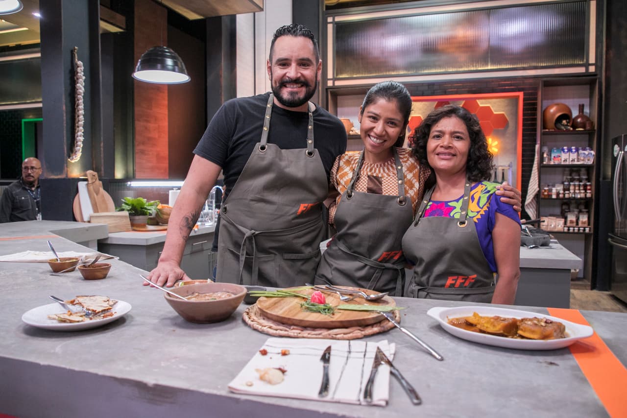 Los Vásquez (Georgi, Lula y Antonio) se enfrentaron al primer reto: preparar un platillo que hablara de su identidad e incluyera el toque familiar. Las críticas a su menú no fueron tan favorables.