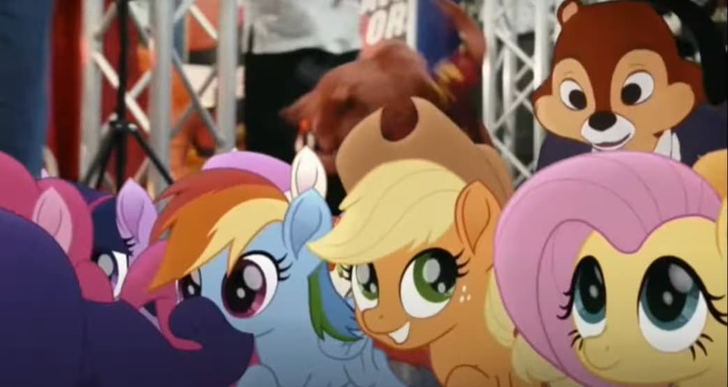 <b>My Little Pony</b>
<br>¿Cómo escapas de Peter Pan y un oso polar? Fácil, cabalgando a media decena de ponis mágicos, o al menos esa fue la solución que encontraron Chip y Dale. Si bien solo es por unos segundos, se pudieron ver a los protagonistas de My Little Pony, pero con el diseño que tenían en el 2017.
<br>