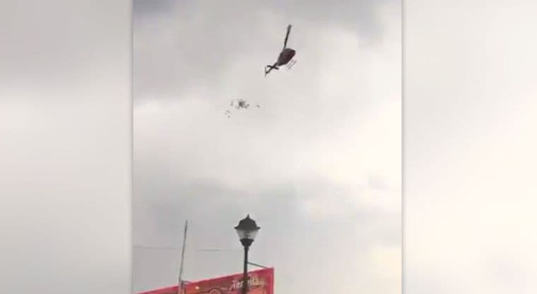 Captura del video del momento en que un helicóptero lanza mensajes