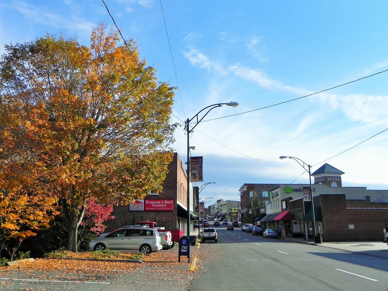 <b>Mount Airy</b>. Si redujeras Asheville, obtendrías algo como Mount Airy, una pequeña ciudad de 10,000 habitantes rodeada de parques estatales y hogar de una creciente escena de cerveza y vino.
<br>
<br>
<b><a href="https://goo.gl/maps/YpMWZiAAkjYm8Tq6A">Cómo llegar</a></b>