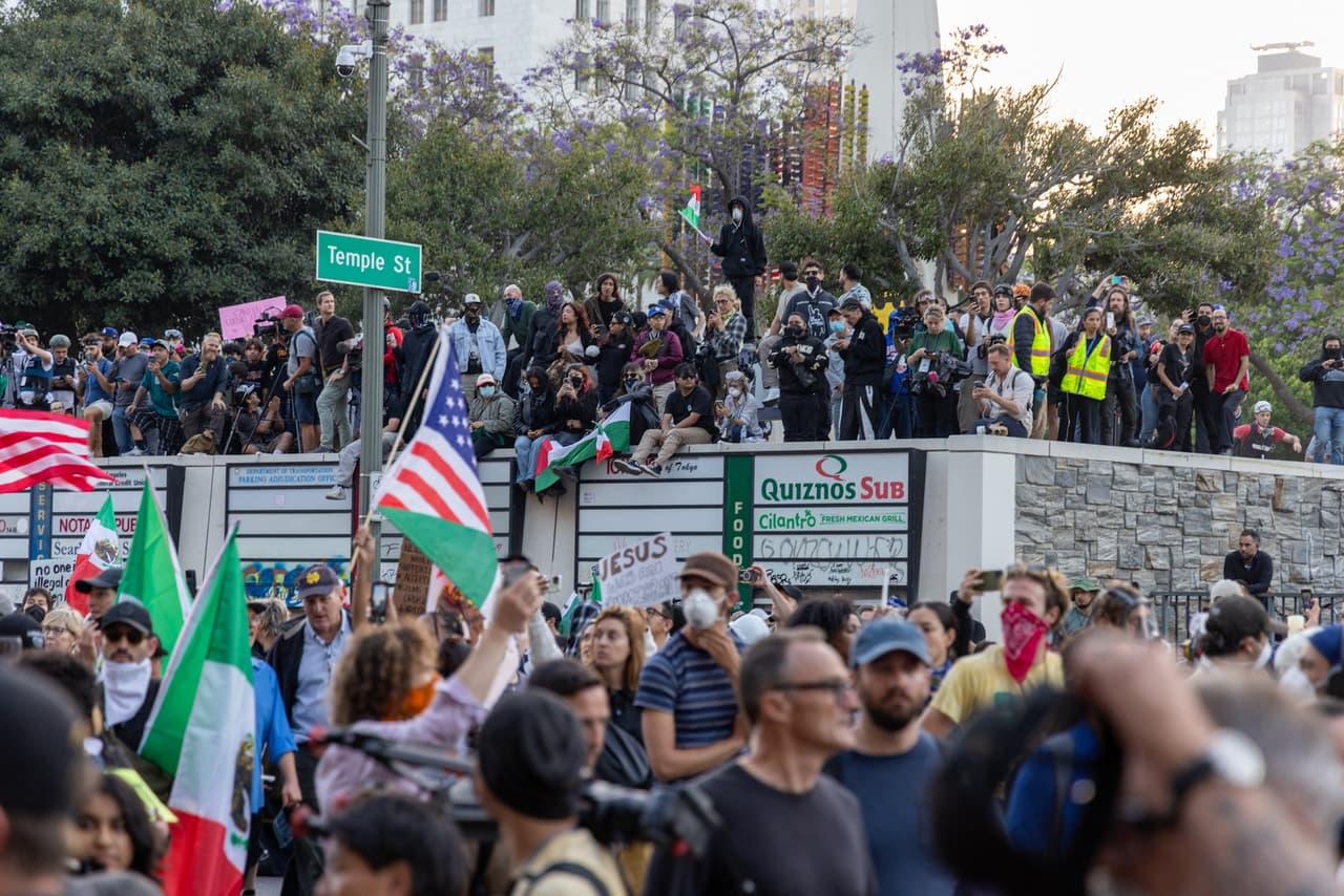 El LAPD 
<b>arrestó a 203 personas el martes en el centro de Los Ángeles</b> por no dispersarse durante el quinto día consecutivo de protestas en la ciudad, según informaron autoridades locales.