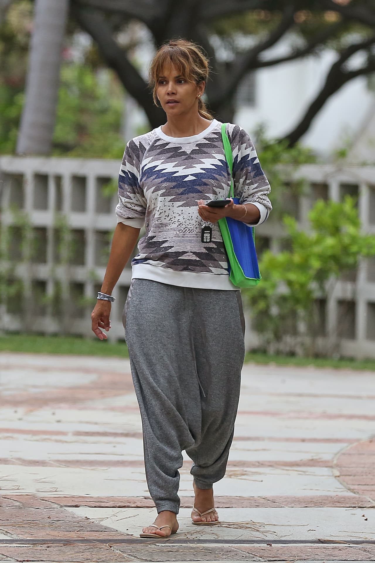 Además de ir con cara lavada, llevaba un look súper relajado.