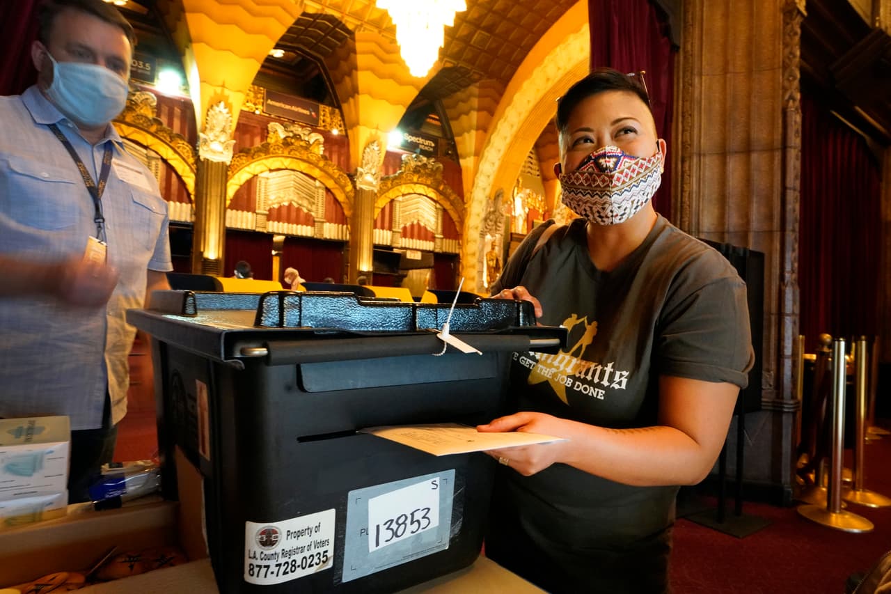 Dentro de los centros de votación también están habilitados los buzones de votación por lo que aquellos que ya recibieron sus boletas por correo pueden devolverlas de forma segura en las cajas negras en cada centro de votación. Esto garantizará que los votos se cuenten a tiempo para las elecciones.