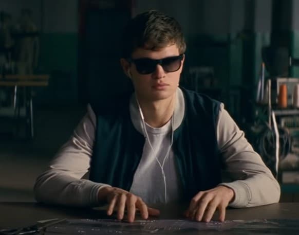 <b>'Baby Driver'</b>
<br>En esta película de acción hay un secreto oculto en el vestuario del personaje principal. ‘Baby’ usa durante toda la película una chaqueta estilo ‘bomber’ con la intención de resaltar su actitud rebelde y despreocupada. Además, en todo momento se le ve con los audifonos puestos, para destacar la importancia de la música en su vida, la cual termina siendo el propio ‘soundtrack’ de la película.
<br>