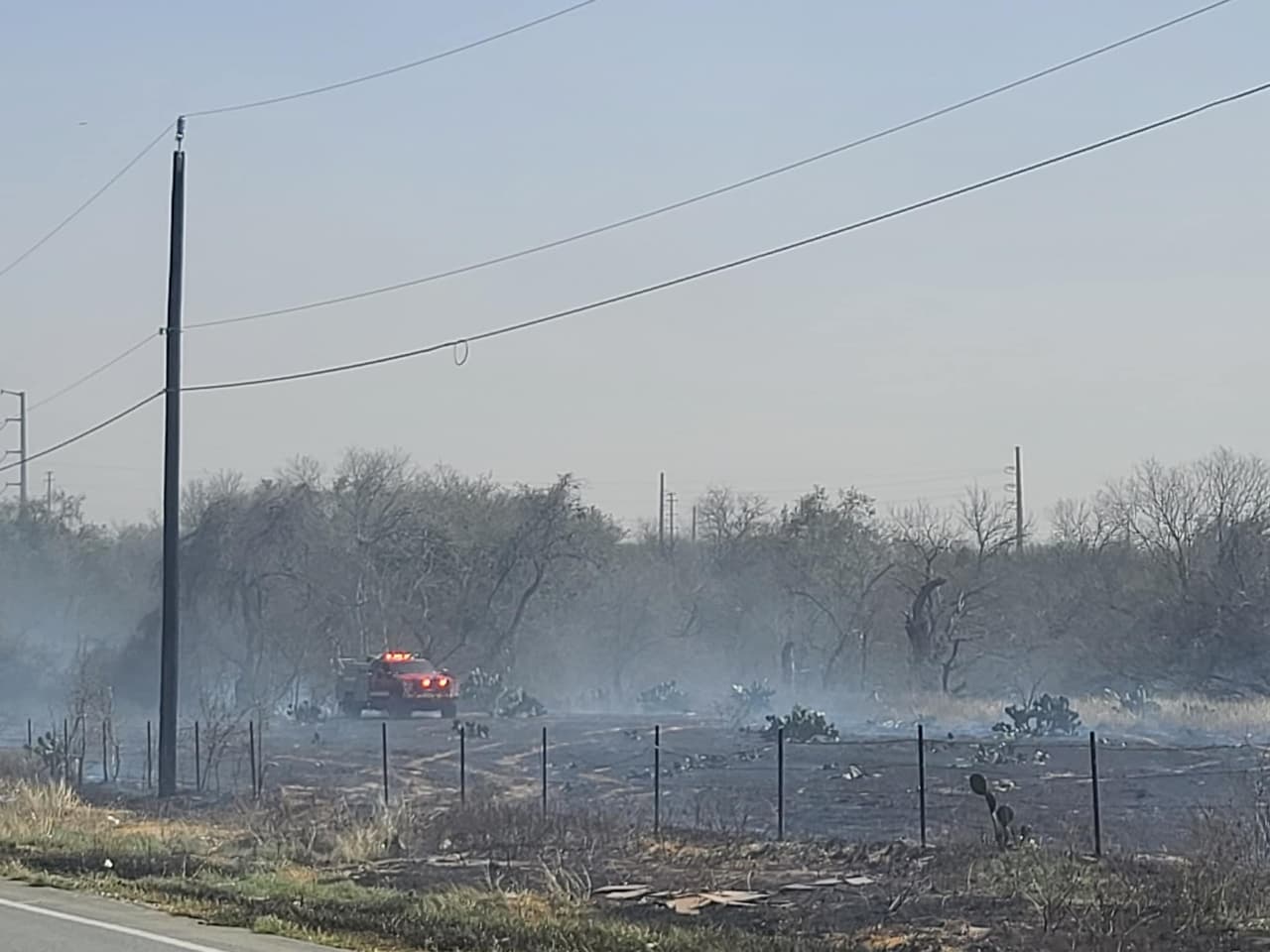 Una mujer de la tercera edad que se encontraba en silla de ruedas tuvo que se rescatada de su casa, junto con su mascota, por agentes y bomberos.