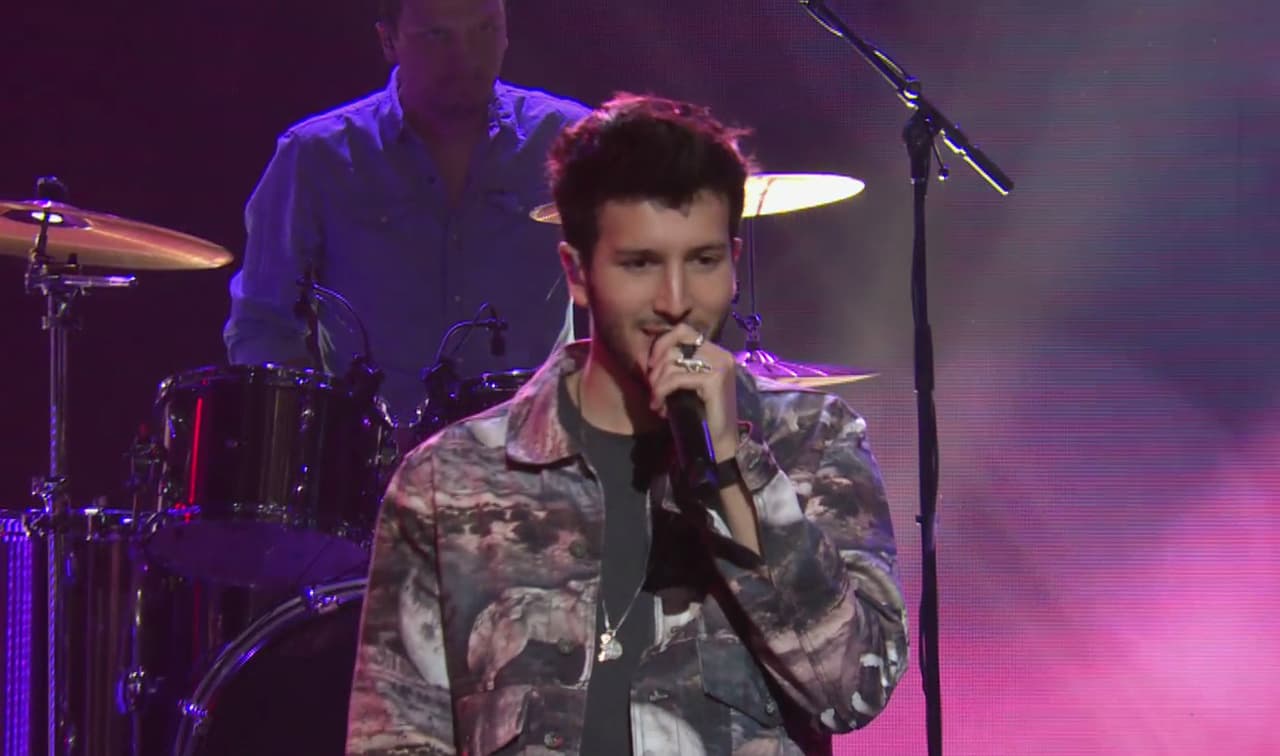 Sebastián Yatra fue otro de los cantates urbanos que cautivaron la atención con su pegajosa música.