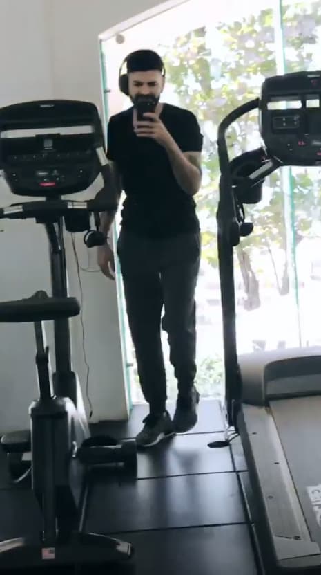 Pero mientras él comenzaba su día en el gimnasio, captó a Raúl de Molina haciendo lo que más le gusta...