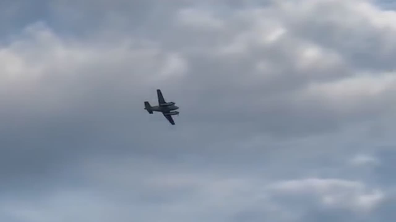 Hombre que amenazó con estrellar una avioneta en un Walmart afronta cargos criminales