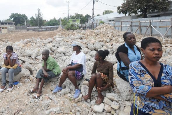 El representante de la Comunidad del Caribe (Caricom), Percival James Paterson, recordó que "miles de personas aún viven bajo carpas de plástico, que no son casas de campaña" y las calles de Puerto Príncipe permanecen atestadas de escombros.