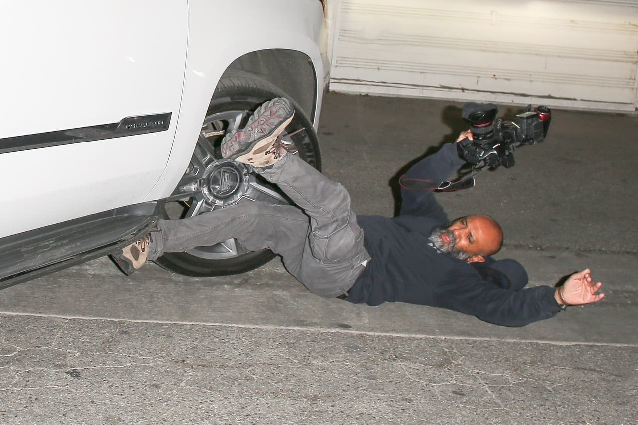 Sin embargo, TMZ consultó sobre el tema a fuentes pertinentes que aseguraron que el fotógrafo no tendría nada que reclamar, pues 
<b><a href="http://www.tmz.com/2018/10/16/alex-rodriguez-jennifer-lopez-car-paparazzi-flashing-lights/">por ley, tenía prohibido bloquear el paso</a></b>.