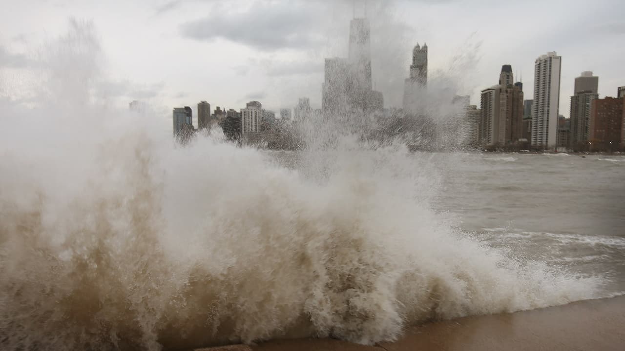Cierran carriles en dirección norte de una parte de Lake Shore Drive debido a inundaciones