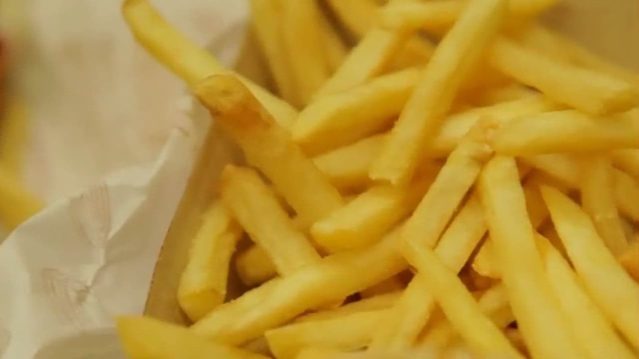 ¿Por qué los científicos recomiendan que los alimentos ultraprocesados sean tratados como al tabaco?