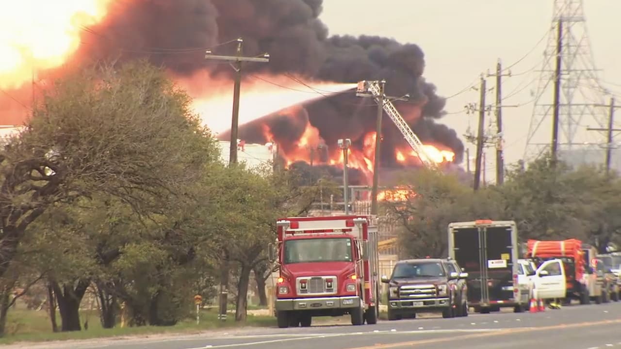 Los representantes de la empresa y las autoridades locales han dicho que no pueden predecir hasta cuándo estarán ardiendo los tanques.