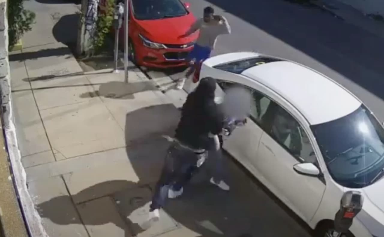 En pocos segundos le roban más de $600,000 al salir de su carro