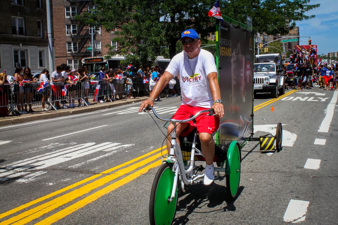 La música, la alegría y el orgullo dominicano fueron los protagonistas del vigésimo séptimo Desfile Dominicano en el Bronx.