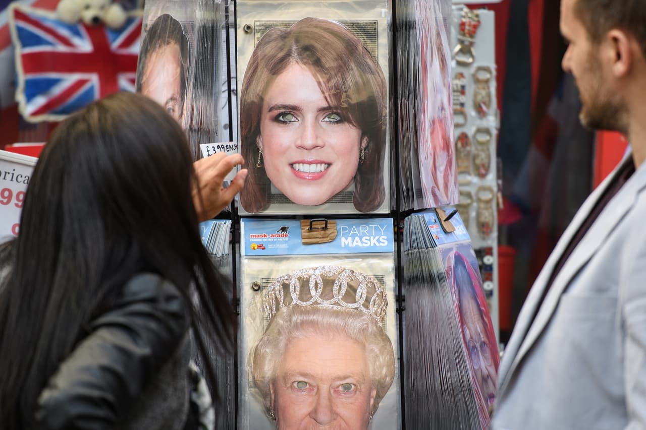 Las calles de la ciudad de Windsor, en Reino Unido, se preparan para la gran boda real del 12 de octubre entre la princesa Eugenie de York y su prometido, Jack Brooksbank. Tal es la expectación, que la prima de William y Harry se ha sumado a la colección de souvenirs turísticos en los comercios. 
<br>