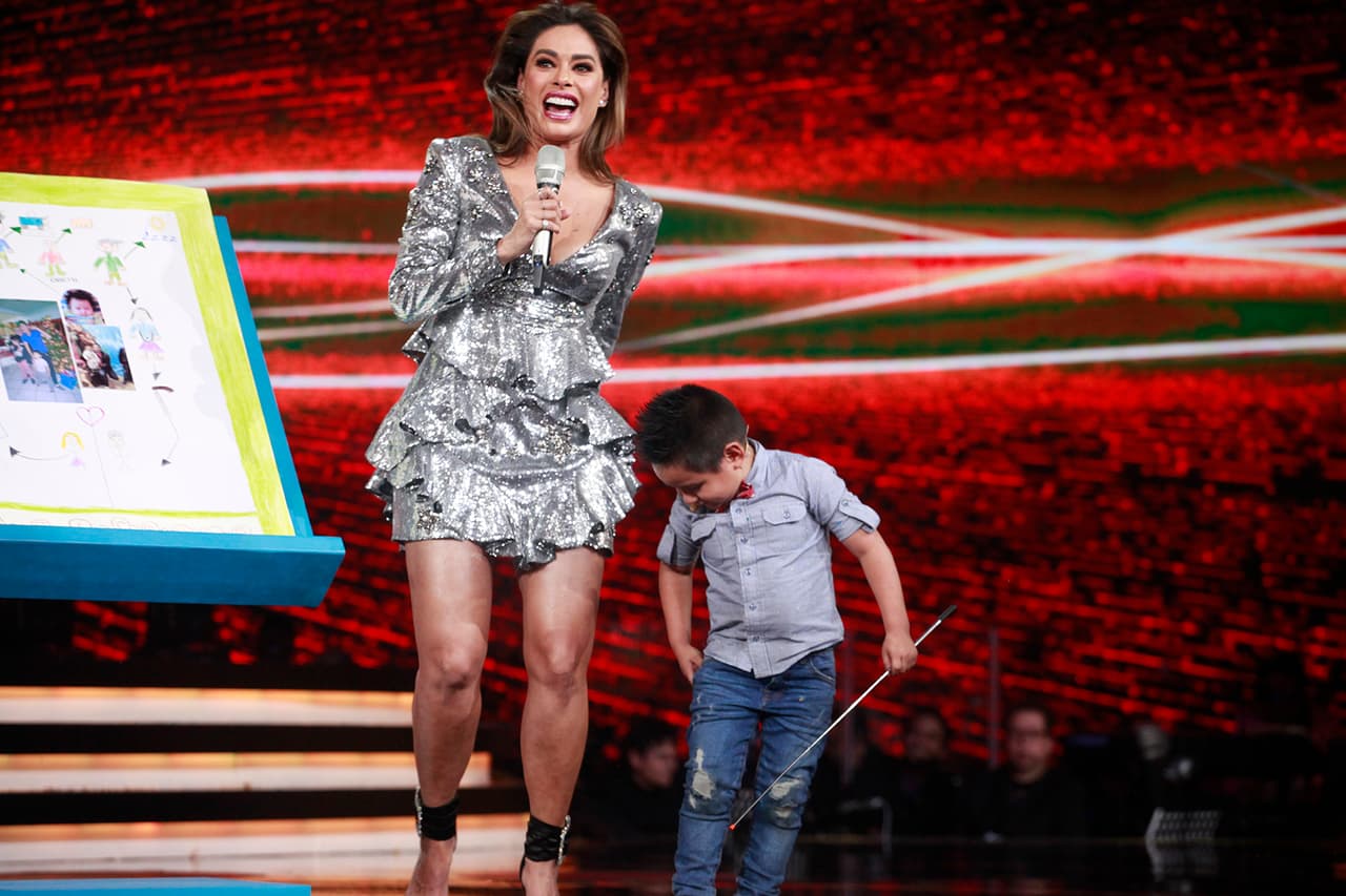 Mientras Gali seguía riendo por el atrevido instante del que acababa de ser protagonista, Giovani seguía acomodándose la carta en el bolsillo trasero.