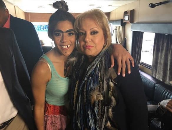 Tremendo par, esto se pone cada vez más bueno en New York. Mela con la Dra. Nancy Álvarez.