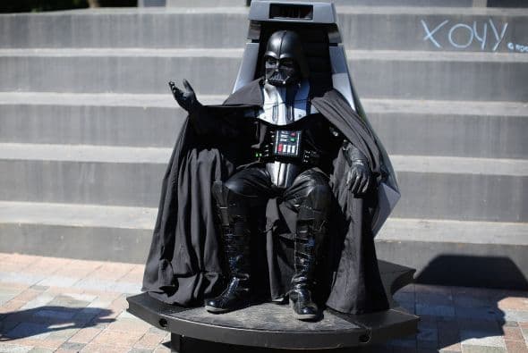 Es portavoz del Partido de Internet (UIP) y aunque quería ir por la presidencia, su solicitud fue rechazada porque sus papeles no estaban en orden.