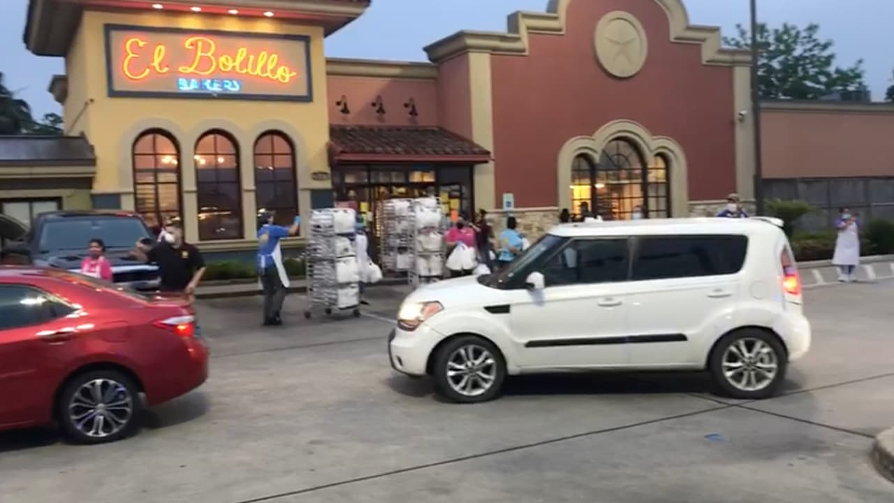 La entrega inició este lunes y continuará el miércoles y viernes de 7 a.m. a 8 a.m. Quienes asistan deberán permanecer en sus autos para respetar el distanciamiento social.