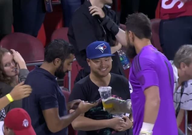 Portero del Toronto FC le quita una cerveza a un aficionado