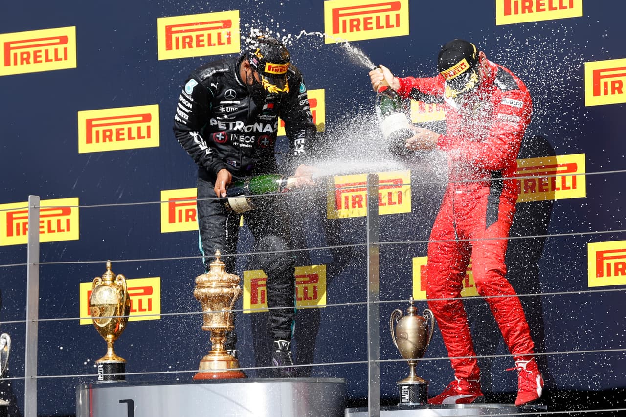 Lewis Hamilton consiguió el primer sitio en el Circuito de Silverstone. Verstappen y Leclerc completaron el podio. Ricciardo y Norris llegaron en cuarto y quito, respectivamente. Stroll, compañero de Checo Pérez, terminó en el noveno puesto. El próximo fin de semana se correrá la carrera del septuagésimo aniversario.