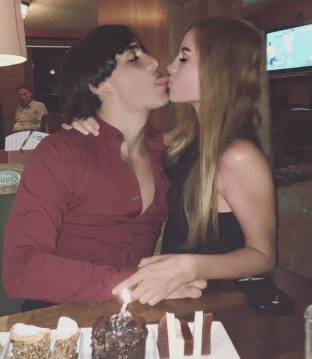 Julián Figueroa e Imelda Tuñón se conocieron desde que eran adolescentes y en todo momento mantuvieron una relación formal pese a la edad. En marzo de 2017 captan a Julián besando a otra mujer mientras Imelda estaba embarazada.