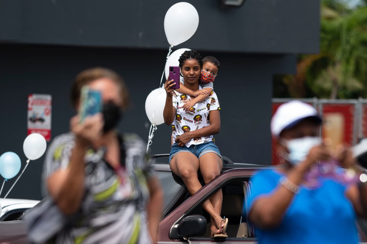 La gente observa la procesión fúnebre que transportaba los restos de Keishla Rodríguez al cementerio de Guaynabo.