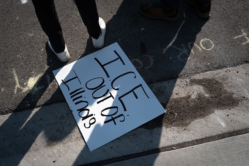 "ICE fuera de Illinois", decía un cartel de uno de los protestante, quienes han alzado la voz en contra de las detenciones en Chicago.