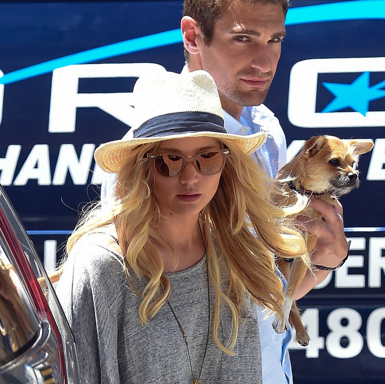 También un guapo acompañante que no era Nicholas Hoult.