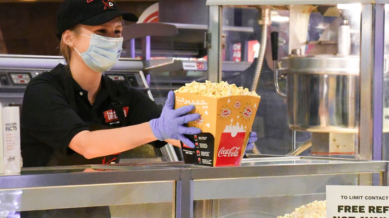 Los cines volverán a abrir con medidas de limpieza, desinfección y seguridad mejoradas, dijo la compañía.