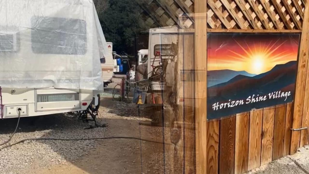 Extienden programa local que provee espacio seguro a casas rodantes