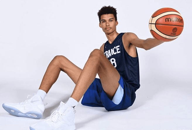 Victor Wembanyama sufre lesión en el hombro que podría dejarlo fuera del equipo el resto de la temporada