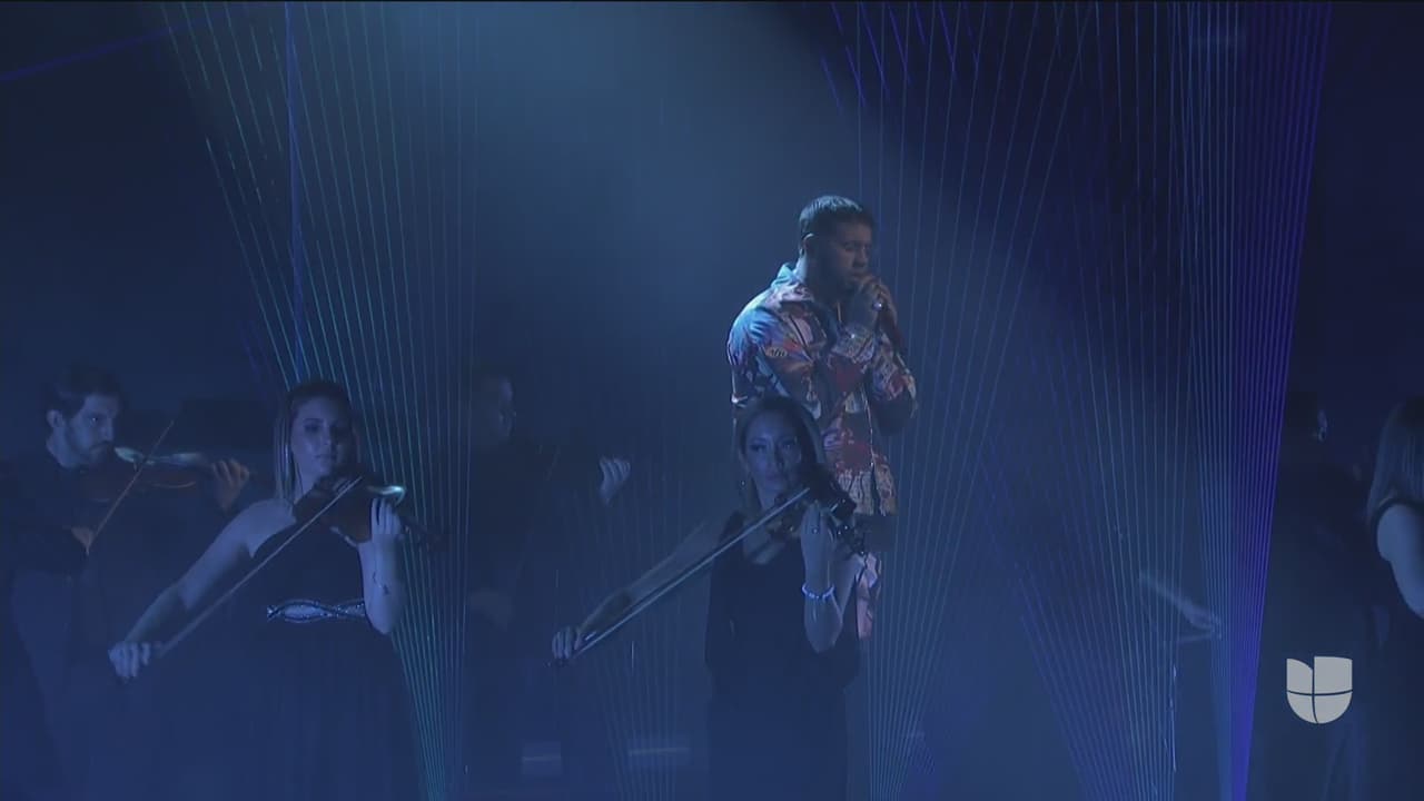 Lo hizo con un arranque de violines y luego con los ritmos potentes que lo han llevado a ser uno de los favoritos del reggaetón. 
<br>