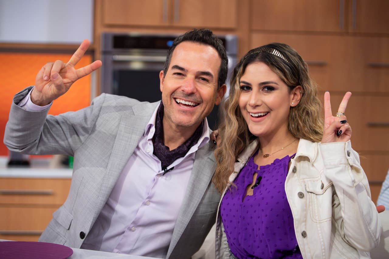 Carlos Calderón muy contento acompañando a Jessi Rodríguez en un show completamente dedicado a las mujeres.