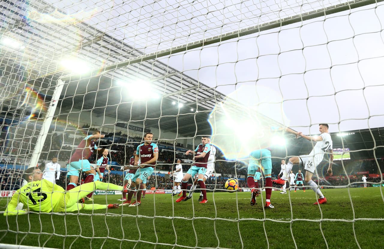 A solo tres minutos de comenzar la segunda mitad, Andy King empeoró la situación para el West Ham con esta definición de pierna derecha.